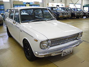 カローラ4Dセダン1100DX（KE10） 昭和42年式